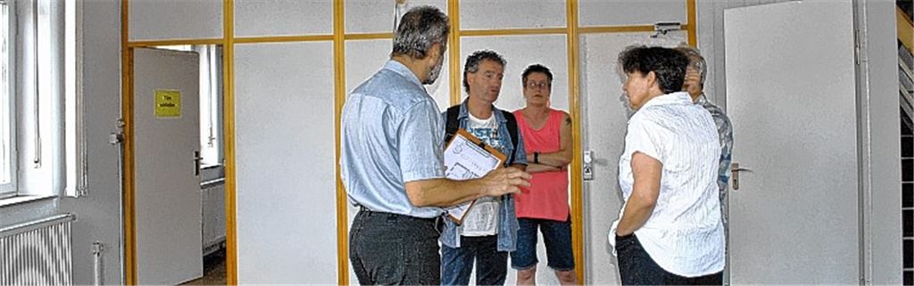 Modernisierung notwendig: In einem Besichtigungstermin beschäftigen sich die Mitglieder der Bürgerinitiative schon Anfang Juli mit den räumlichen Möglichkeiten des Schützinger Rathauses.