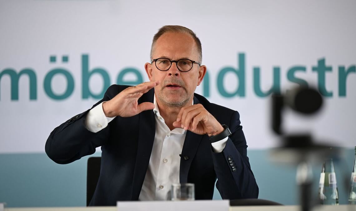 Möbelindustrie-Vertreter Jan Kurth stellte ernüchternde Zahlen vor. Künftig soll es aber bergauf gehen, so seine Hoffnung.