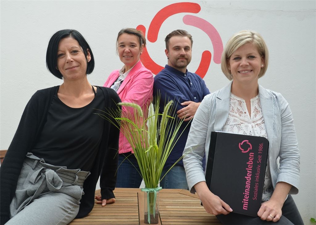 Möchten gute Partner für die Verantwortlichen in Schulen und Kommunen sein: das Leitungsteam der Jugendsozialarbeit von Miteinanderleben mit (v.li.) Gabi Esposito, Nadine Kraijo, Christian Gutjahr und Bereichsleitung Sylvie Rüegg. Foto: Bischoff-Krappel
