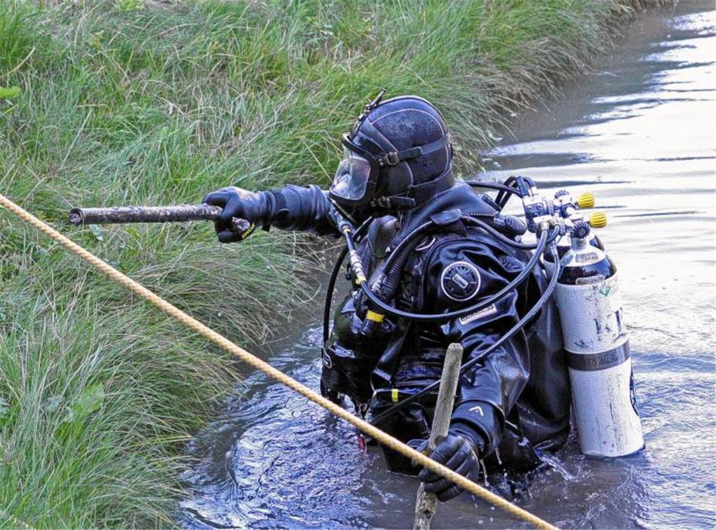 Möglicherweise ist die Stute mit dem Metallstab zu Tode gequält worden, den Taucher am Montag aus einem Teich im Sternenfelser Blumenwiesental gefischt haben. Leider lag der Stab so lange im Wasser, dass es keinen Sinn macht, ihn weiter auf Spuren zu untersuchen. Archivfoto: Goertz
