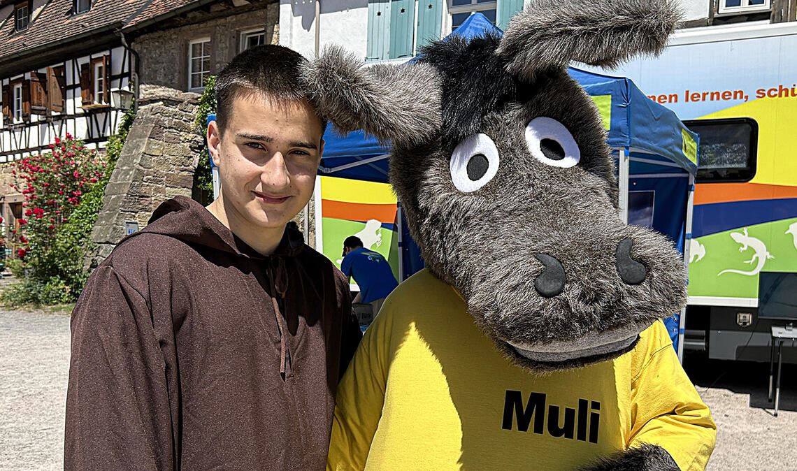 Mönch und Muli begrüßen die Gäste.