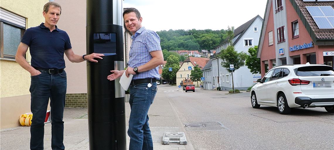 Mönsheims Bürgermeister Thomas Fritsch (li). und Oliver Müller, Leiter des Straßenverkehrs- und Ordnungsamts im Enzkreis, sind von der Blitzer-Wirkung überzeugt. Foto: Wewoda