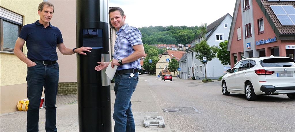 Mönsheims Bürgermeister Thomas Fritsch (li). und Oliver Müller, Leiter des Straßenverkehrs- und Ordnungsamts im Enzkreis, sind von der Blitzer-Wirkung überzeugt. Foto: Wewoda