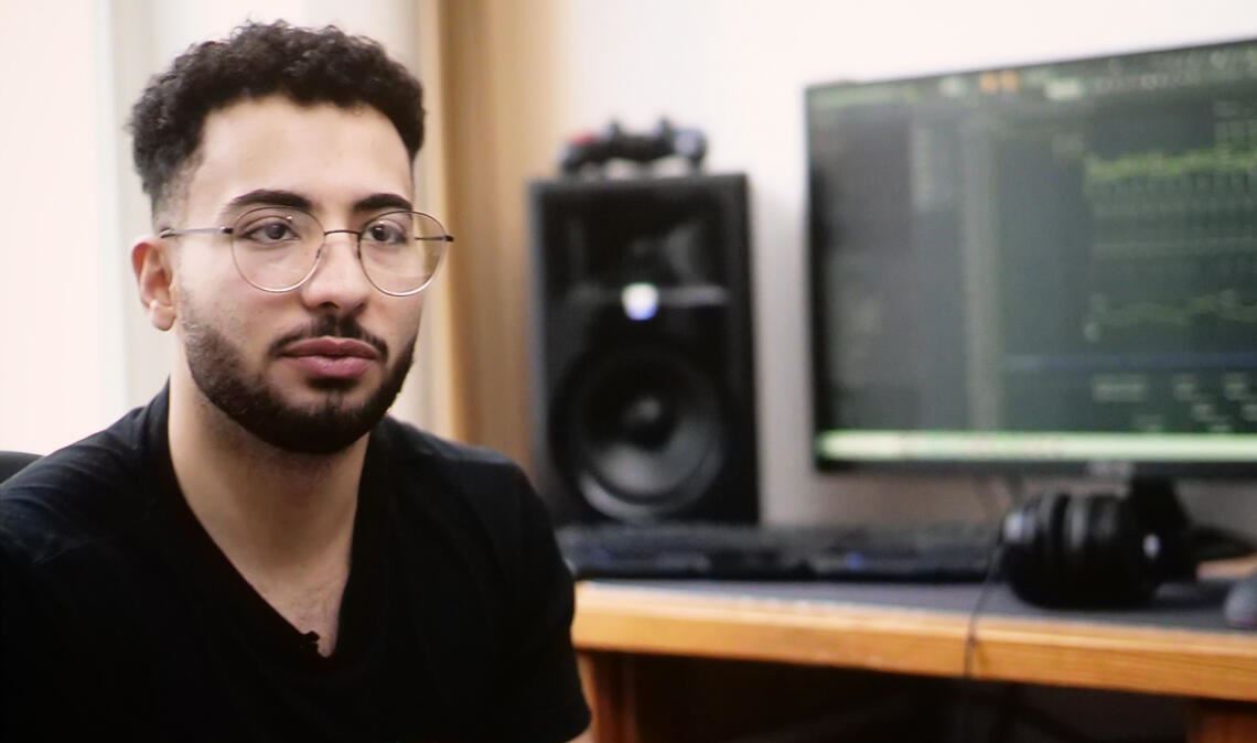 Mohamad Al Jarsheh ist aus Syrien geflohen, besucht die Carlo-Schmid-Schule in Pforzheim und liefert nebenbei noch eigene Musiktitel für „Spotify“. Fotos: Friedrich