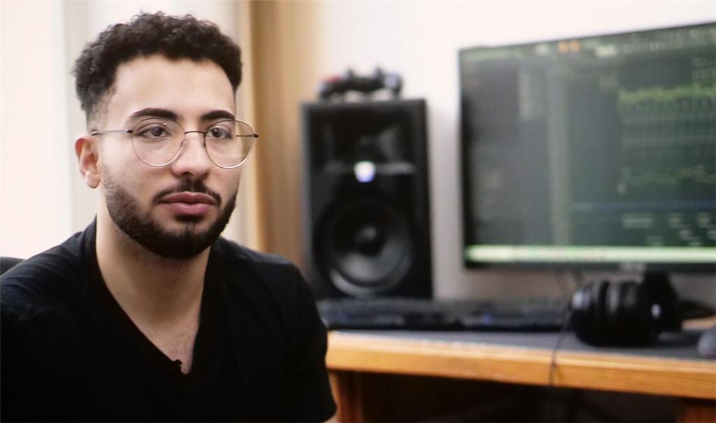 Mohamad Al Jarsheh ist aus Syrien geflohen, besucht die Carlo-Schmid-Schule in Pforzheim und liefert nebenbei noch eigene Musiktitel für „Spotify“. Fotos: Friedrich