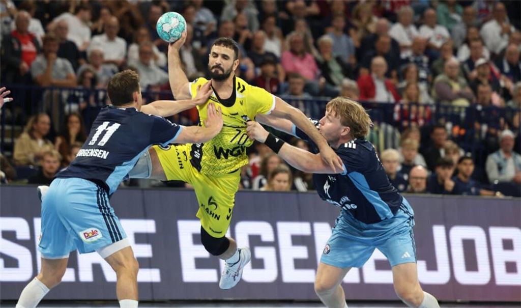 Mohamed Amine Darmoul setzt sich gegen die Hamburger Nicolaj Jörgensen (li.) und Martin Hovde durch&nbsp;– der Rückraumspieler setzte beim 34:34 im Auswärtsspiel wichtige Akzente.