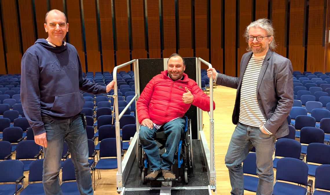 Mohamed Zakzak, der Inklusionsbeauftragte der Stadt Pforzheim, testet den neuen, flexibel einsetzbaren Hublift. Foto: CCP/Schuch.