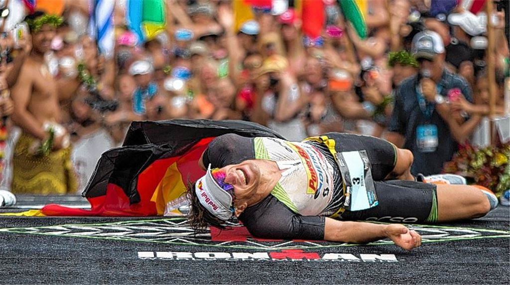 Moment des Glücks im Ziel von Kailua-Kona. Vor lauter Euphorie spürt Sebastian Kienle die Strapazen des Wettkampfes überhaupt nicht mehr