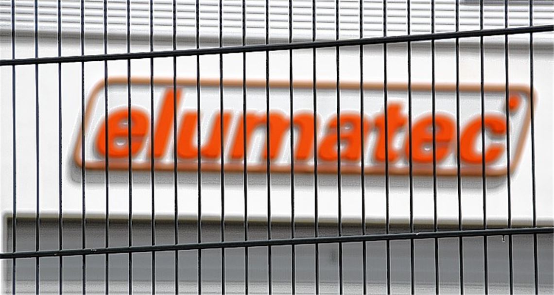 Momentan herrschen Betriebsferien bei Elumatec. Hinter den Kulissen wird aber kräftig gearbeitet. Insolvenzverwalter Tobias Hoefer versucht, das Unternehmen wieder auf Kurs zu bringen. Foto: Wallinger