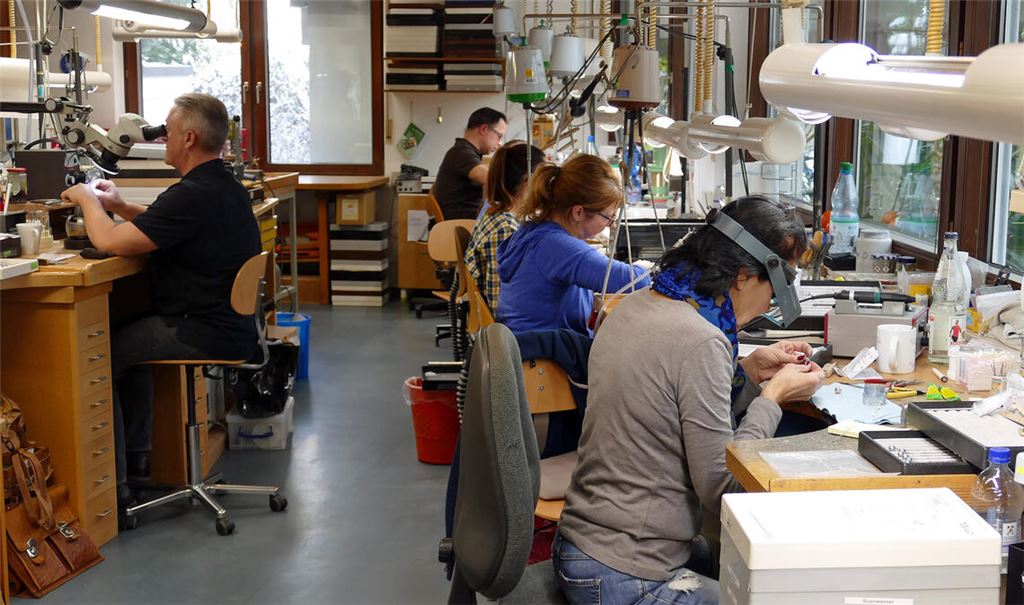Momentaufnahme aus der Gellner-Perlenschmuck-Manufaktur im Jahr 2017. Foto: Archiv