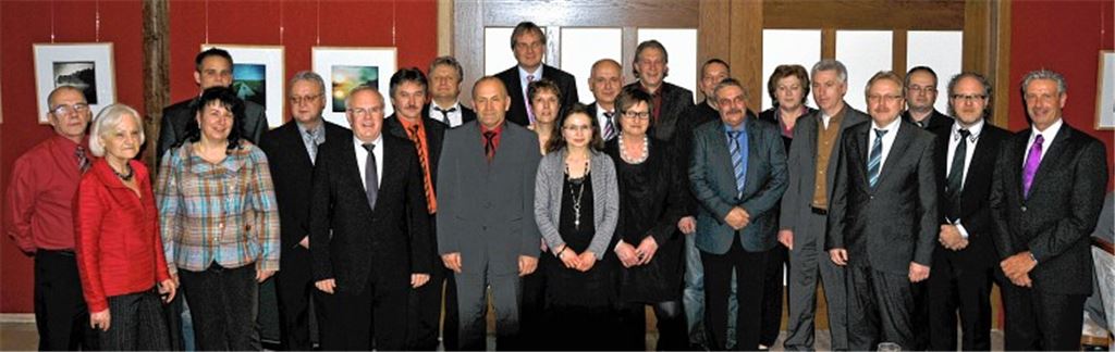 Momentaufnahme der Firmengeschichte: Bei der Jubilarfeier stellen sich die geehrten Mitarbeiter des Unternehmens Wolf mit Geschäftsführer Siegfried Karst (Sechster v.l.) und Knittlingens Bürgermeister Heinz-Peter Hopp (hinten Mitte) zum Erinnerungsfoto auf. 