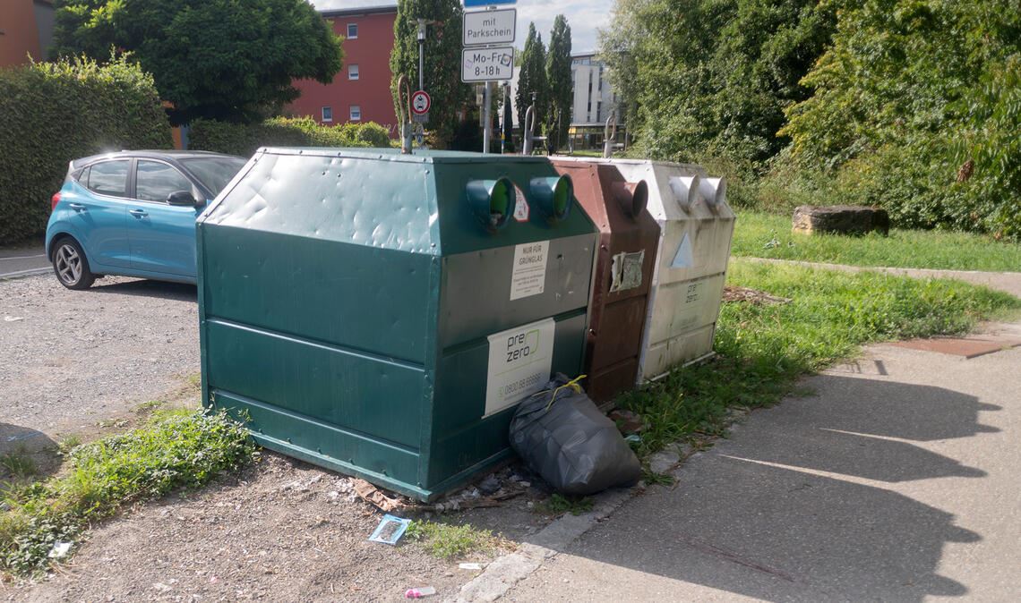 Momentaufnahme vom Dienstagnachmittag: Am alten Standort des Altkleider-Containers auf dem Parkplatz Goethestraße liegt nur ein „verirrter“ Sack – mutmaßlich mit gebrauchten Kleidern.Foto: Fotomoment
