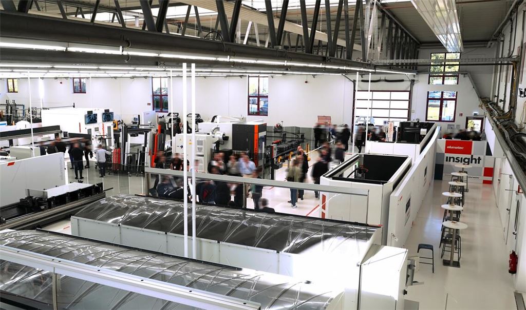 Momentaufnahme vom Oktober vergangenen Jahres: Über 400 Partner, Kunden und Gäste aus 25 Ländern informieren sich am Stammsitz in Lomersheim bei der elumatec-Hausmesse „Insight 2023“ über die neuesten Maschinen, die Software und die Anwendungen in den Bereichen Aluminium- und Kunststoffverarbeitung. Archivfoto: elumatec AG