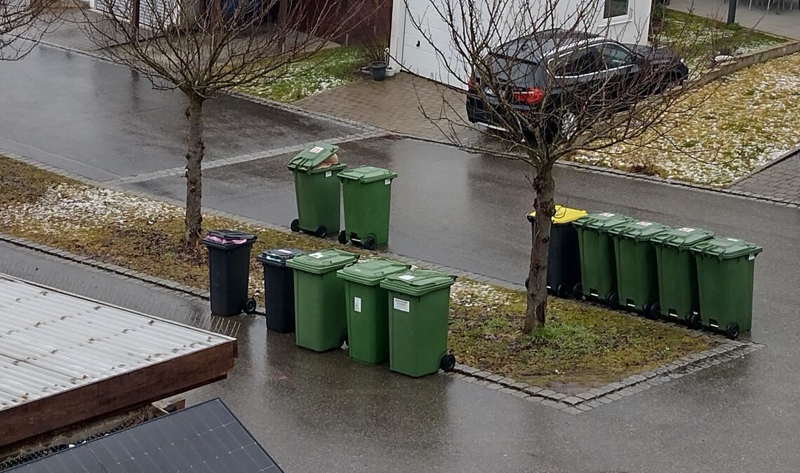 Momentaufnahme von Anfang des Monats aus der Röntgenstraße am Mühlacker Senderhang, wo sich ein Anwohner darüber beklagt hatte, dass der Straßenzug offenbar regelmäßig vom Entsorger „vergessen“ werde – und für Beschwerden sei bei PreZero niemand erreichbar. Foto: privat