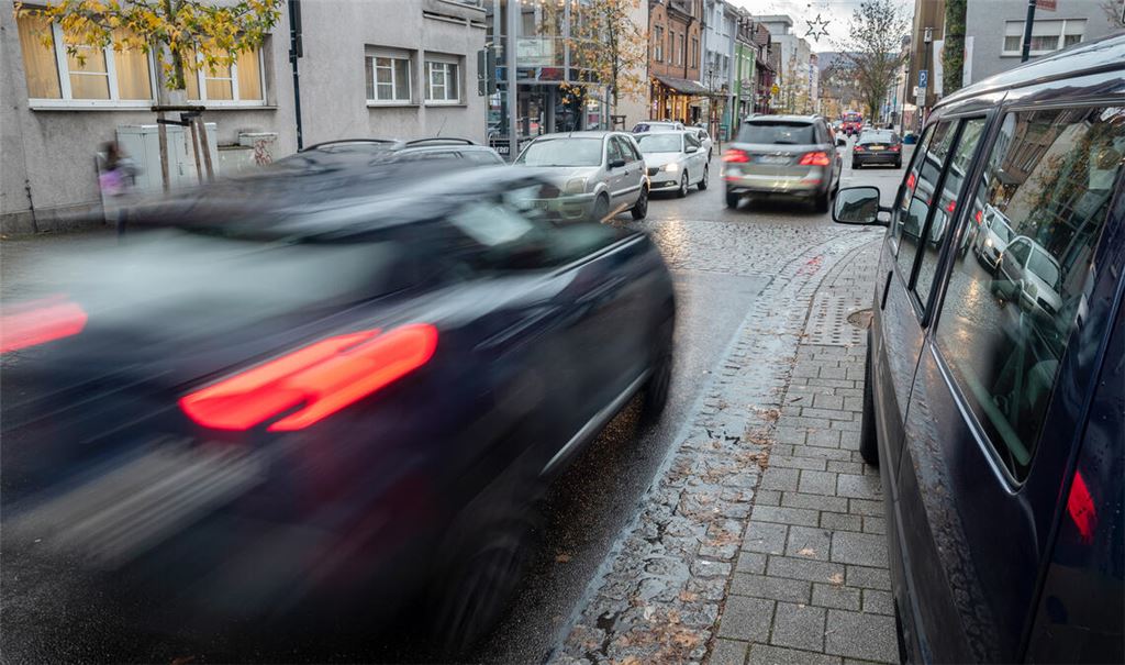 Momentaufnahme von Freitag: Oft geht es in der Bahnhofstraße eng zu. Foto: Fotomoment