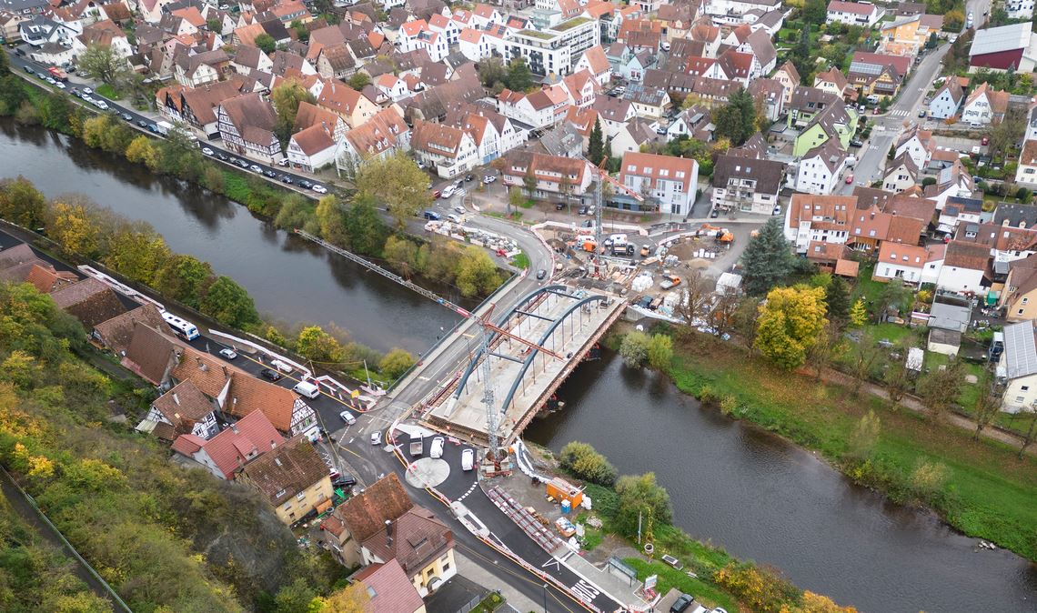 Momentaufnahme von Mitte der Woche: Die Brückenbaustelle wird noch für etliche Monate – bis zum Abriss des alten Bauwerks – ein Nadelöhr bleiben. Foto: Fotomoment