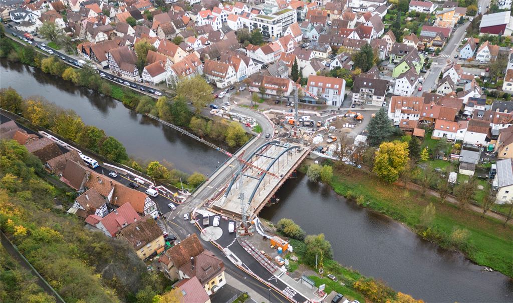 Momentaufnahme von Mitte der Woche: Die Brückenbaustelle wird noch für etliche Monate – bis zum Abriss des alten Bauwerks – ein Nadelöhr bleiben. Foto: Fotomoment