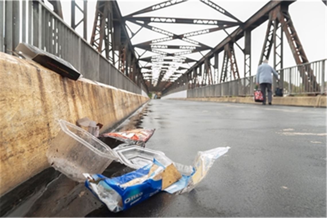 Momentaufnahme von Montagmorgen: Auch im Herbst ist die stählerne Brücke ein beliebter Treffpunkt. Foto: Fotomoment