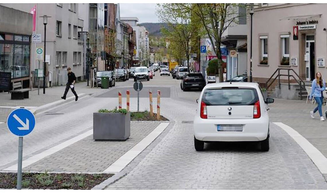 Momentaufnahmen aus der Untersuchung des Büros BrennerPlan zum Verkehr in der Mühlacker Bahnhofstraße. Einzige Möglichkeit für Passanten, sie komfortabel zu überqueren, sei der Bereich mit Mittelinsel auf Höhe der Drehscheibe - hier im Bild. Fotos: BrennerPlan GmbH