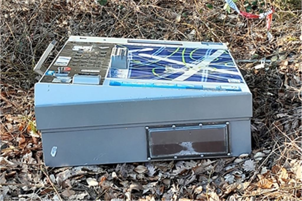 Momentaufnahmen nach dem Wochenende: Der aufgebrochene Zigarettenautomat wurde im Wald bei Lomersheim entdeckt. Foto: privat