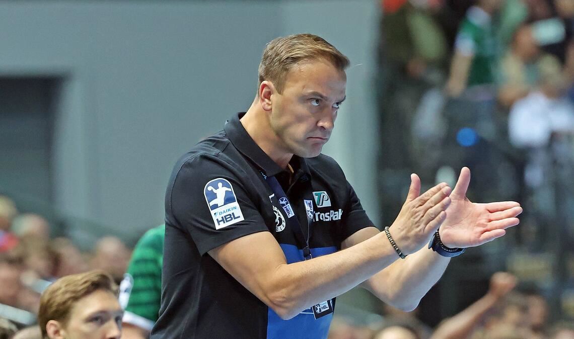 Momir Ilic (HSG Wetzlar, 43 Jahre alt): Ilic zählte als serbischer Rückraumspieler mit über 100 Champions-League-Toren in drei aufeinanderfolgenden Saisons zu den gefürchtetsten Torjägern Europas und wurde 2023 in die EHF Hall of Fame aufgenommen. Als Trainer führte er Telekom Veszprem zu nationalen Titeln und Erfolg in der SEHA-Liga, einem übernationalen Wettbewerb für Vereine aus Südosteuropa, bevor er 2025 die Bundesliga-Herausforderung bei HSG Wetzlar übernahm. .