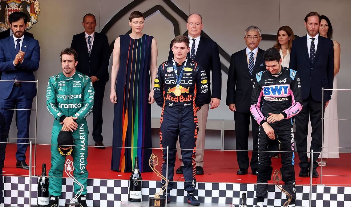 Monaco-Sieger Max Verstappen (M) steht zwischen dem Zweitplatzierten Fernando Alonso (l) und Esteban Ocon auf dem Siegerpodium.
