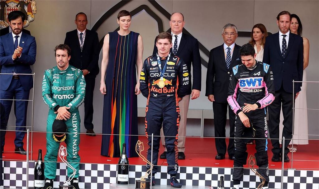 Monaco-Sieger Max Verstappen (M) steht zwischen dem Zweitplatzierten Fernando Alonso (l) und Esteban Ocon auf dem Siegerpodium.