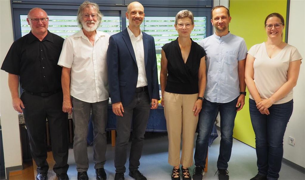 Monika Becker (3. v. re.) mit den Vertretern aus Schulamt, Verband, Kollegium und Elternschaft. Fotos: Müller