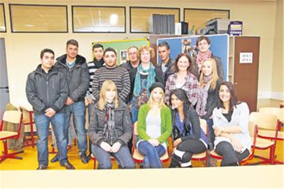 Monika Dannwolf (stehend, 3. v. re.) und Sabine Pfaff (stehend, 5. v. re.) mit einigen der Berufsschüler, die sie mit Rat und Tat begleiten. Foto: Sadler