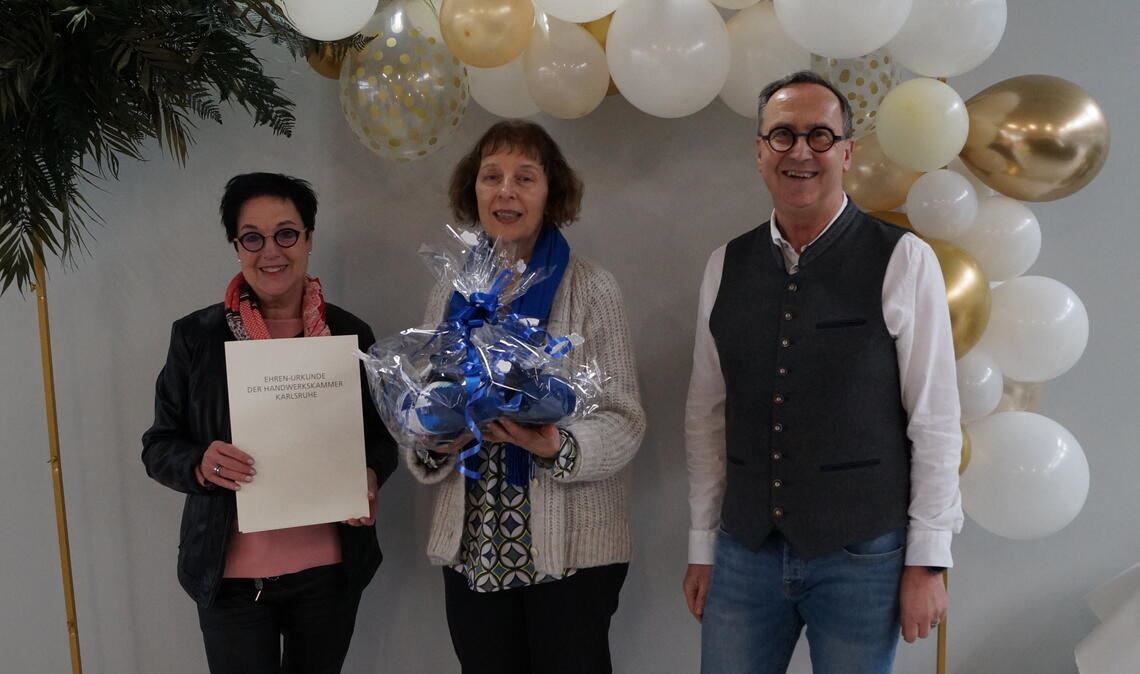 Monika Metzger (li.) und Geschäftsführer Wolfgang Metzger (re.) gratulieren ihrer Mitarbeiterin Andrea Grandinger. Foto: Czop