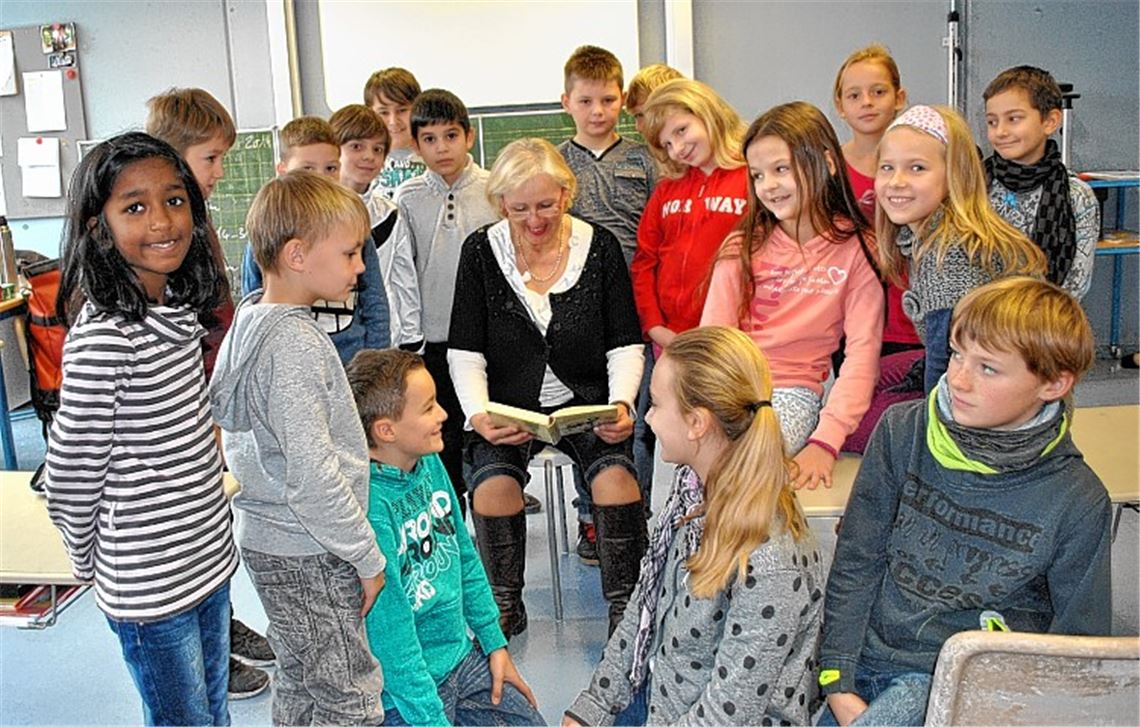 Monika Pisch fesselt Schüler der Klasse 4b der Schiller-Grundschule. Foto: Stahlfeld