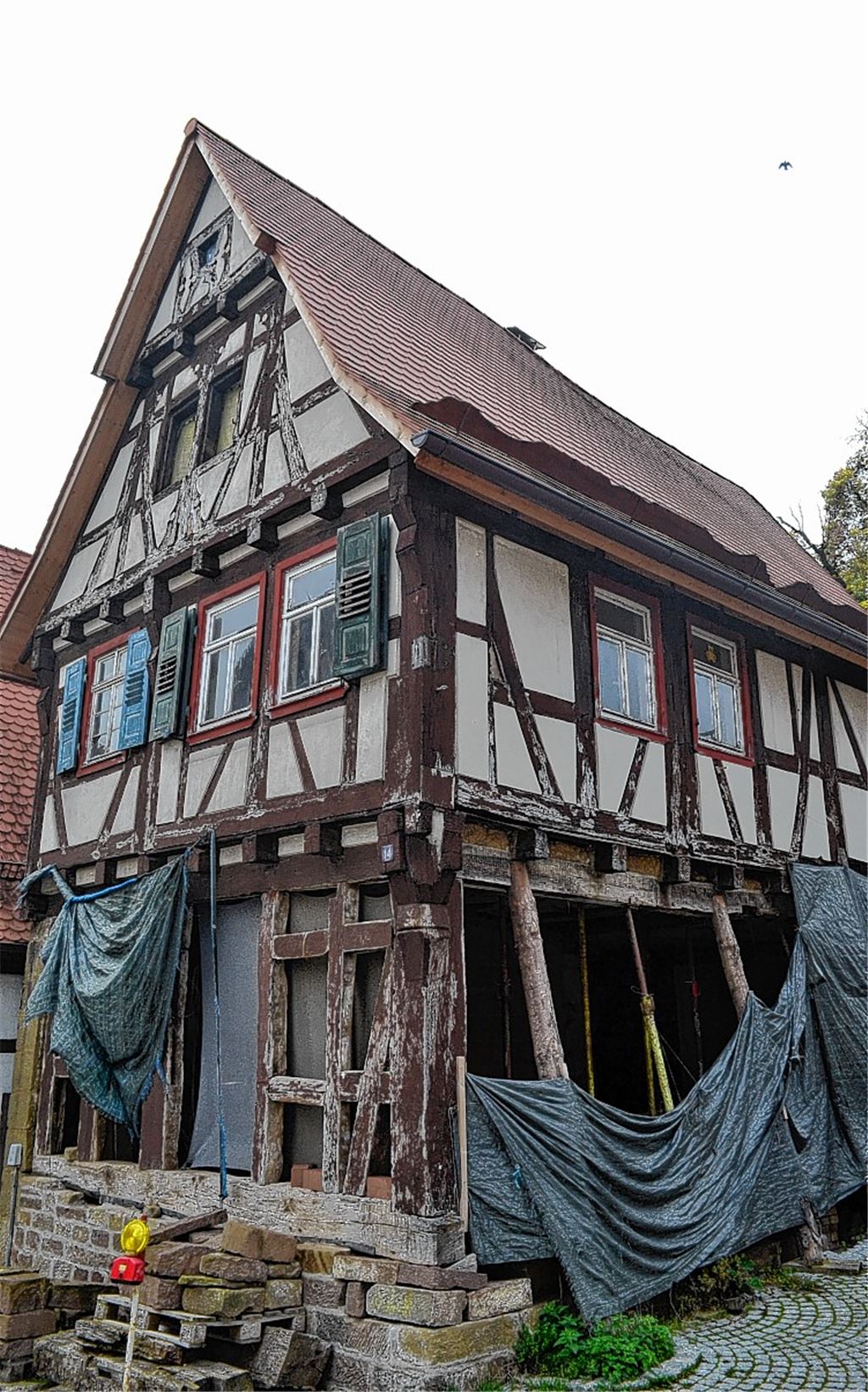 Monika und Frank Becker vor dem gemütlichen Ofen – das Herzstück im Erdgeschoss.