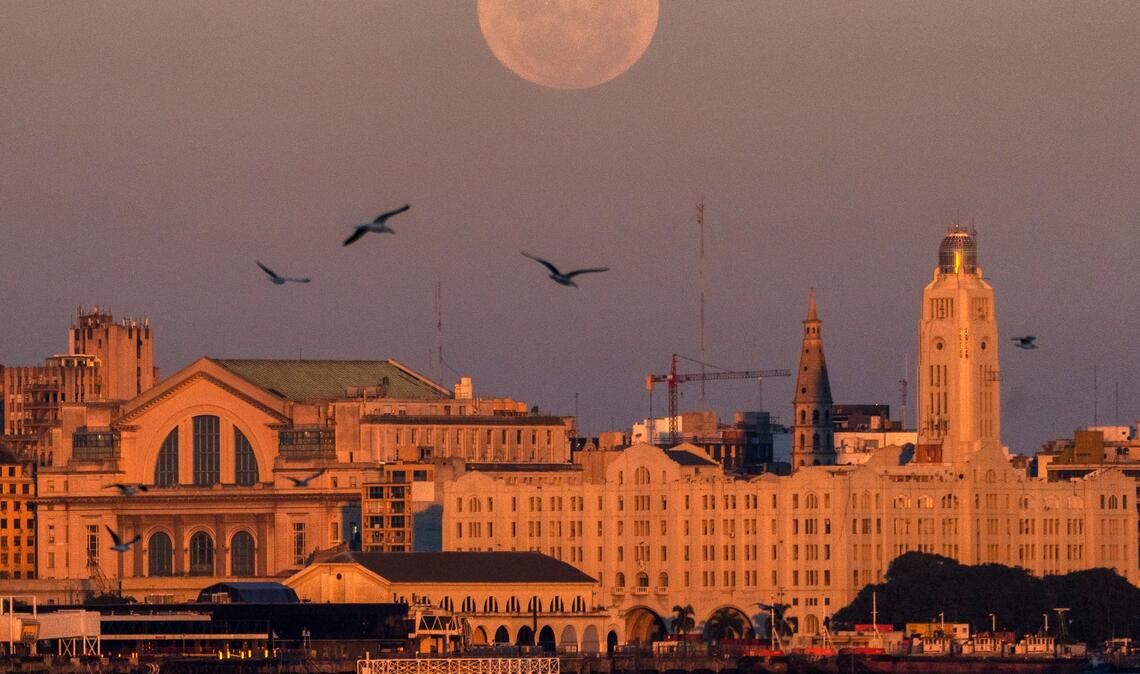 Montevideo, Uruguay: Vollmond schiebt sich über die Skyline