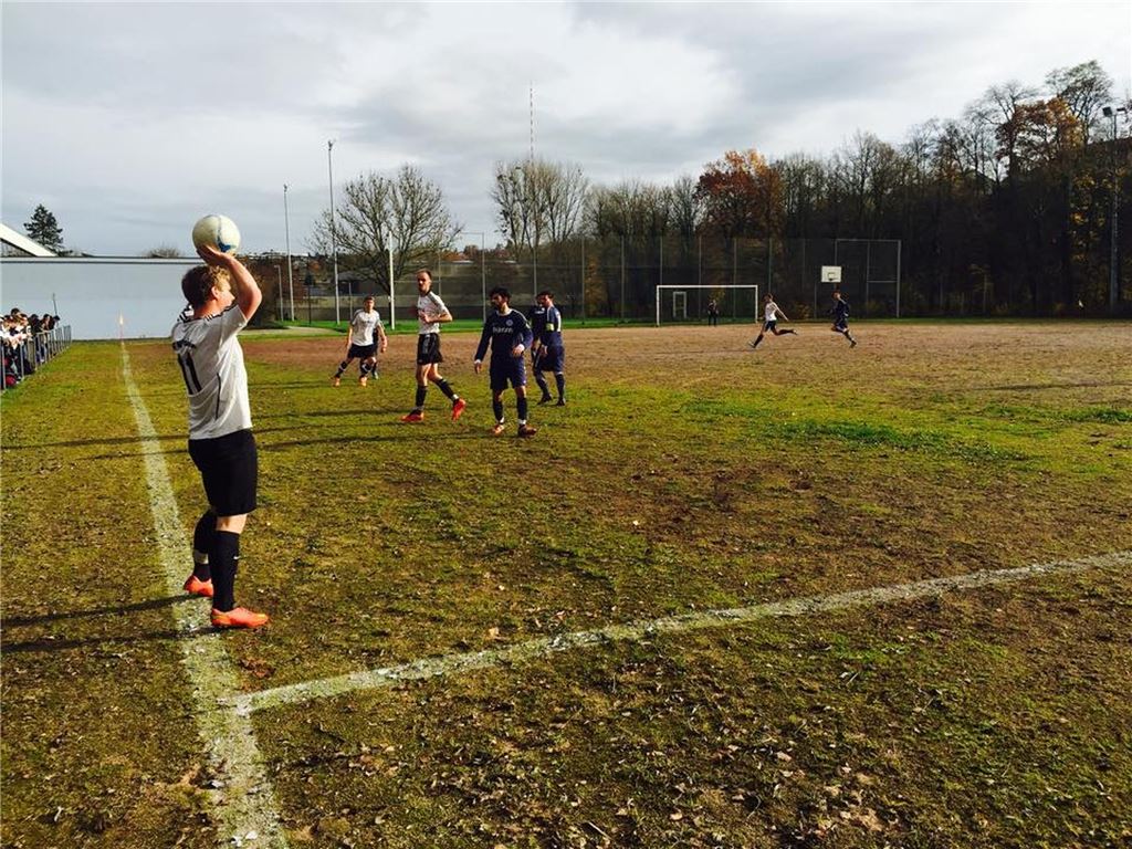 Moos und Gras, wo es unerwünscht ist: Mit einigen Handyfotos vom C-Liga-Fußballspiel am Sonntagnachmittag hat Sergio de Sousa den ungepflegten Zustand des städtischen Hartplatzes dokumentiert…