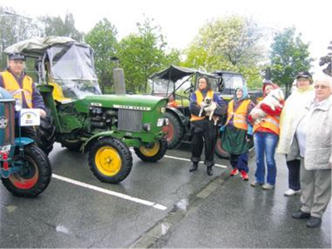 Mopsfidel zeigt sich Hundedame Hexle  und auch die zweibeinigen Ausflügler lassen sich die Laune trotz des Regens nicht vermiesen. Fotos: Becker