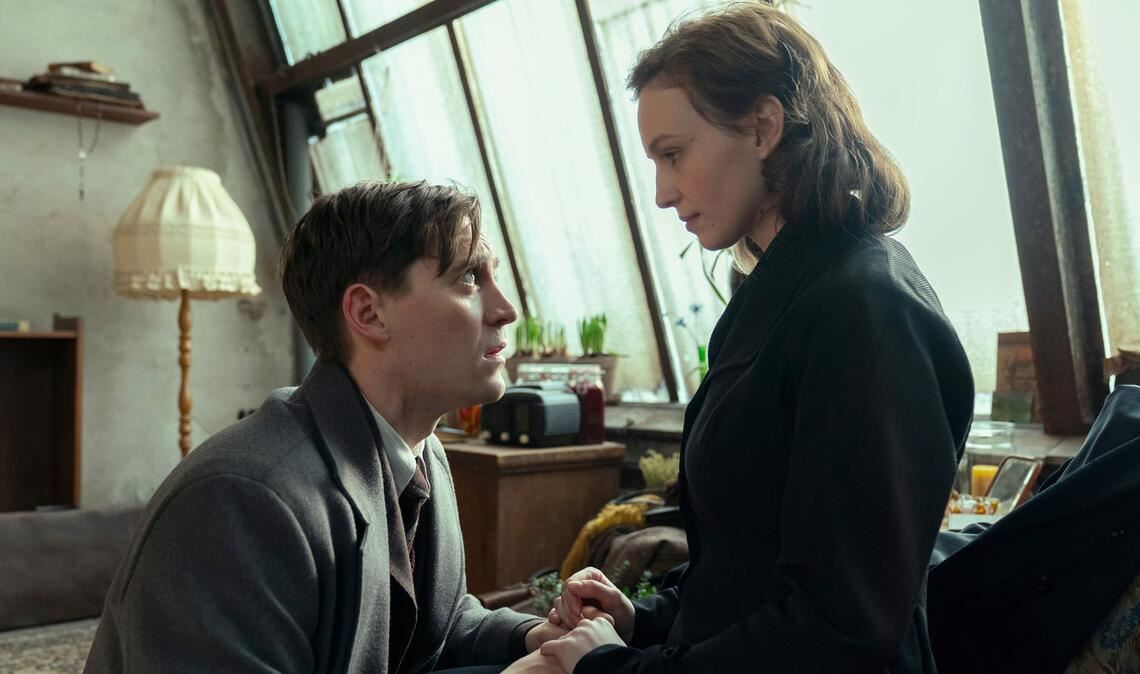 Morava (Jonas Nay) bittet seine Verlobte Jitka Modrá (Diana Dulinková) bei ihrer Aufgabe keine Risiken einzugehen.