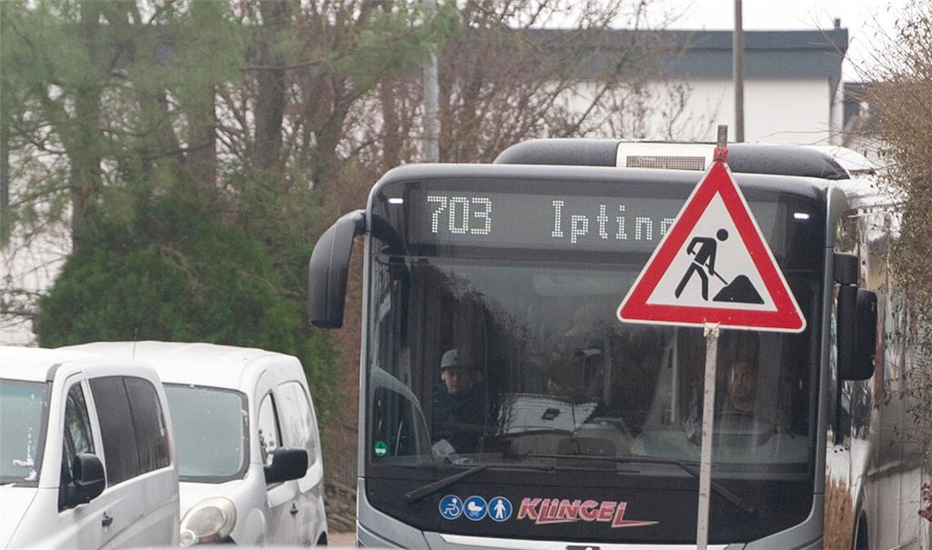 „Morgens und abends müssen sich die Busse den Weg freihupen“: Das Parkchaos rund um die Lindenstraße beschäftigt die Anwohner schon länger. Foto: Fotomoment