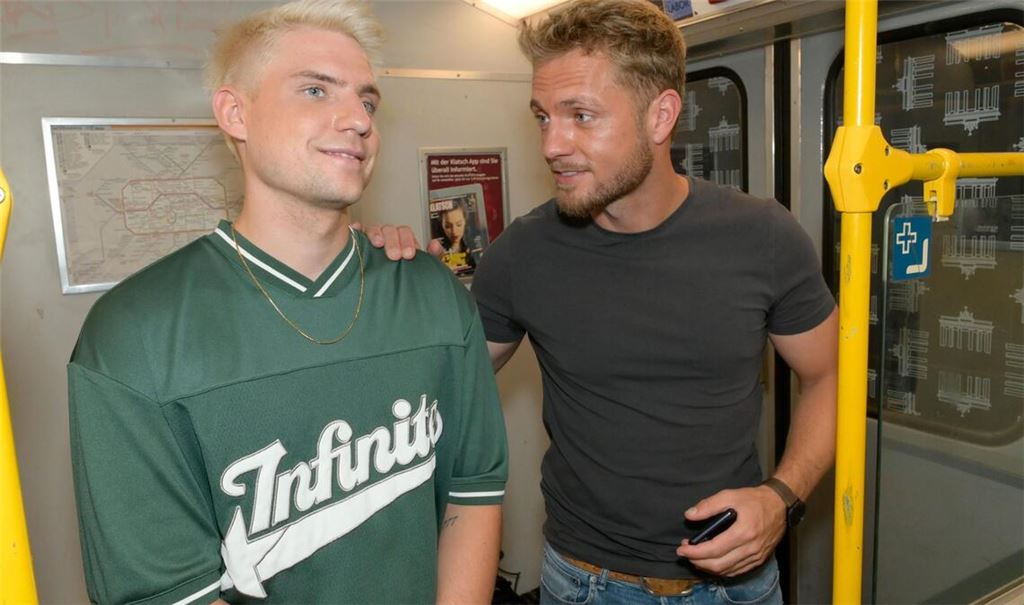 Moritz (Lennart Borchert, l.) merkt im Gespräch mit Paul (Niklas Osterloh) nicht, dass er von Schlägertypen ins Visier genommen wird.