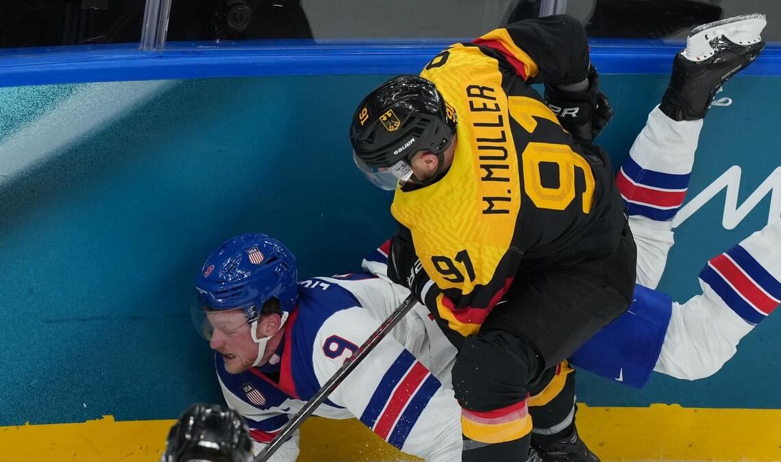 Moritz Müller wird bei der Eishockey-WM neben statt auf dem Eis stehen. (Archivbild)