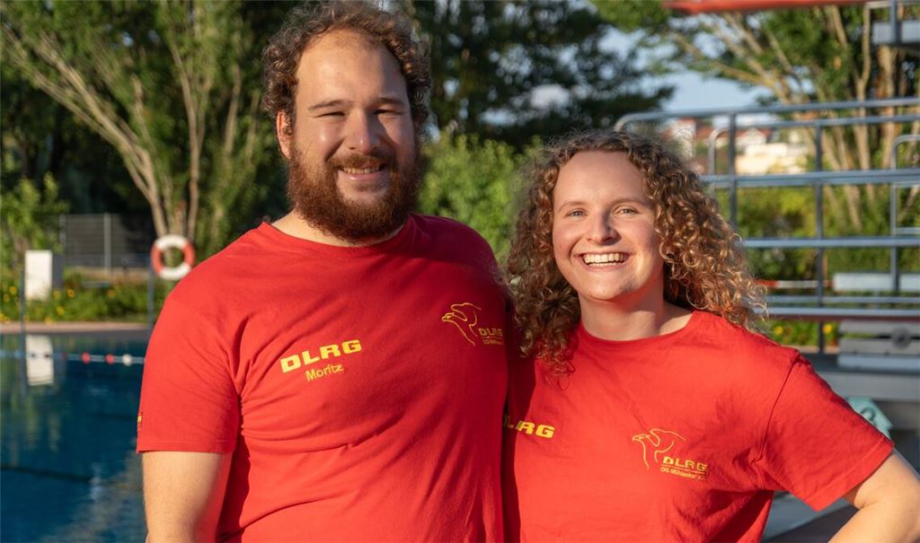 Moritz Speidel und Tamara Stanko von der DLRG-Ortsgruppe Mühlacker wollen, dass möglichst viele Kinder und Erwachsene sicher schwimmen können – „das sollte nicht an den persönlichen finanziellen Mitteln oder der städtischen Infrastruktur scheitern“. Foto: privat