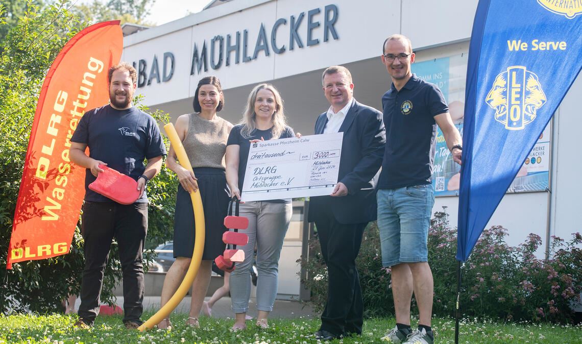 Moritz Speidel (v.li.), Christiane Sämann, Silke Klaar, Gerd Owczarek und Matthias Fleig bei der Spendenübergabe. Foto: Fotomoment