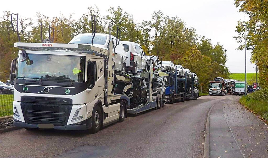 Mosolf-Transporter sorgen für Frust: Die Lkw stauen sich auf der Wilhelmstraße bis hinaus auf die Kleinglattbacher Straße. Zeitweise geht in beide Richtungen nichts mehr. Foto: privat