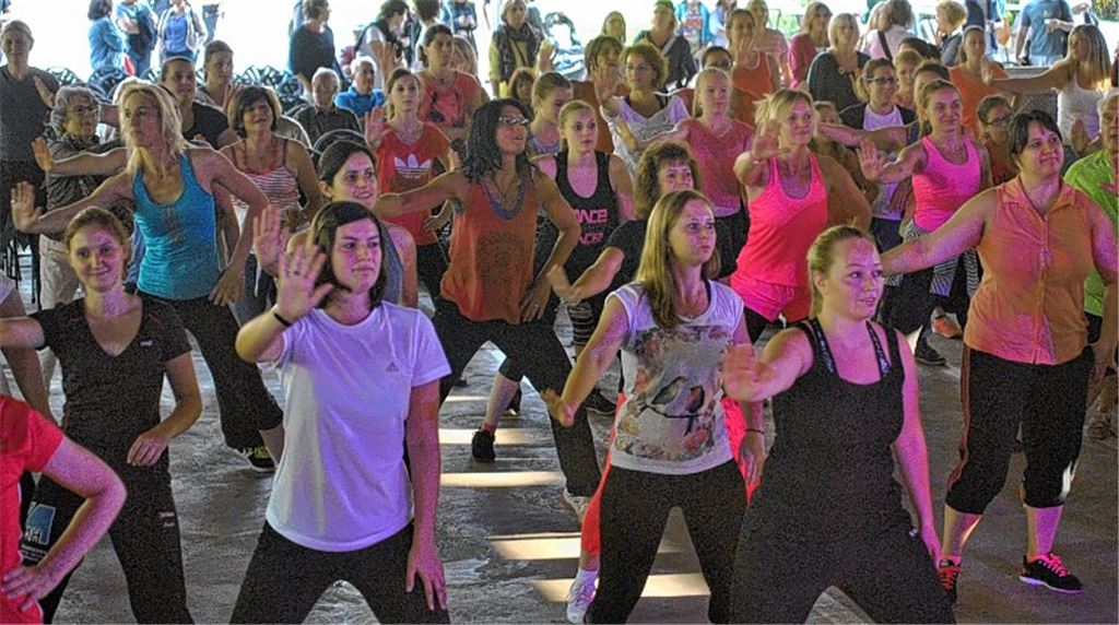 Motivation ist alles: Die erste Zumba-Party von Gym and Dance und TV Mühlacker bringt die Heinzelmann-Halle auf der Gartenschau in Bewegung.