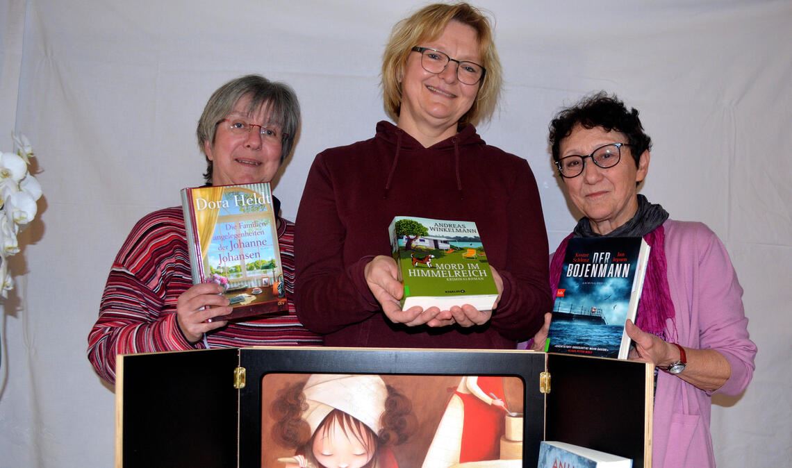 Motivieren zu vielfältigen Krimi-Lesefreuden: Tordis Oder (v.li.), Natascha Berghänel und Rotraut Knodel von der evangelischen Bücherei in Illingen. Foto: Stahlfeld