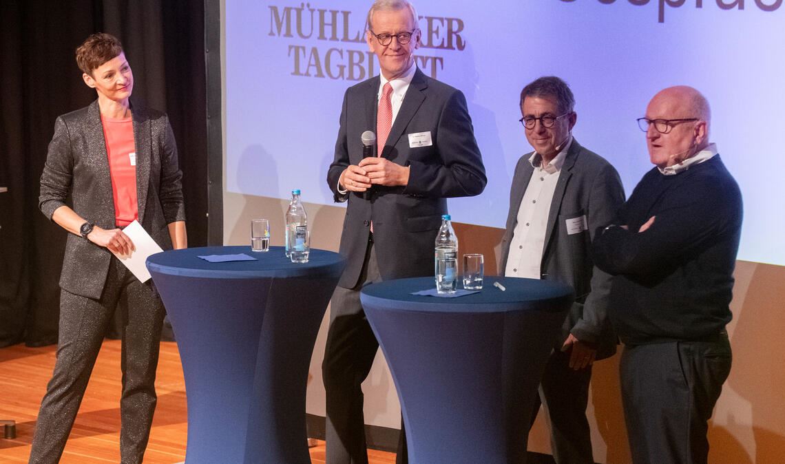 Forum setzt starkes Zeichen gegen Fatalismus Motivierende Gesprächsrunde: Kimsy von Reischach, Dr. Stephan Mohren, Verleger Hans-Ulrich Wetzel und Ulrich Dietz schwelgen in Erinnerungen und plaudern aus dem Nähkästchen. Foto: Fotomoment