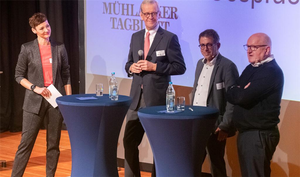 Motivierende Gesprächsrunde: Kimsy von Reischach, Dr. Stephan Mohren, Verleger Hans-Ulrich Wetzel und Ulrich Dietz schwelgen in Erinnerungen und plaudern aus dem Nähkästchen. Foto: Fotomoment