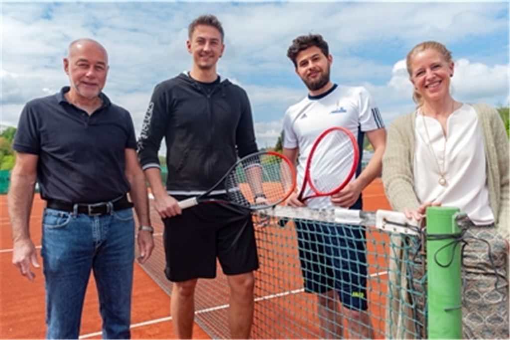 Motiviert, den Tennisclub Mühlacker wieder attraktiver zu machen (v. li.): Fritz Mühleder (Leitung Breitensport), Tim Schönebeck (neuer Trainer des TCM), David Kirschbaum (erster Vorsitzender) und Claudia Fischer (Sportliche Leitung) sind hoffnungsfroh, dass auf dem Vereinsgelände in der Zukunft wieder mehr Leben einkehrt. Foto: Fotomoment