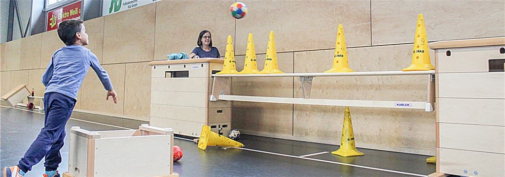 Motorisches Geschick am Ball testen Kinder beim Pylonenwurf. Foto: Gießler