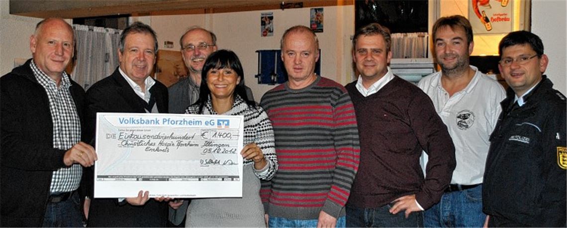 Motorradfahrer unterstützen die Arbeit des Hospizes in Pforzheim: Andreas Pautz (MSC Illingen), Hospiz-Geschäftsführer Heinz-Jürgen Klutz, Pfarrer Wolfgang Schlecht, Lilian Edel, Thomas Fink, Ulrich Daimer, Elmar Fink und Verkehrspolizist Achim Strobel (v.li.). 