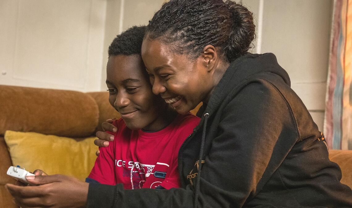 Moya Alemu (Nambitha Ben-Mazwi) und Yaro Alemu (André Nkot Olinga) betrachten die Fotos, die der Junge gemacht hat. Die Kamera wird noch eine wichtige Rolle spielen.